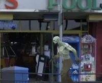 Southend-on-sea has Zombies! Screen Shot 1